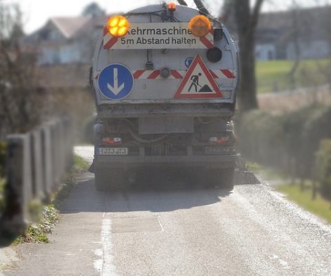 Die Straßenkehrmaschine kommt