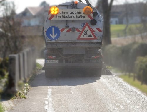 Die Straßenkehrmaschine kommt