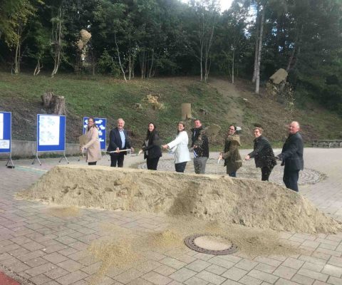 Spatenstich für die Erweiterung der Grundschule zur Ganztagsbetreuung