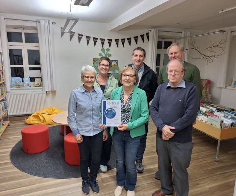Büchereisiegel in Silber an die Büchereileitung Gertraud Baierl, als Vertretung für das gesamte Team, verliehen