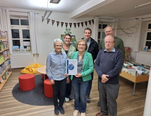 Büchereisiegel in Silber an die Büchereileitung Gertraud Baierl, als  Vertretung für das gesamte Team, verliehen
